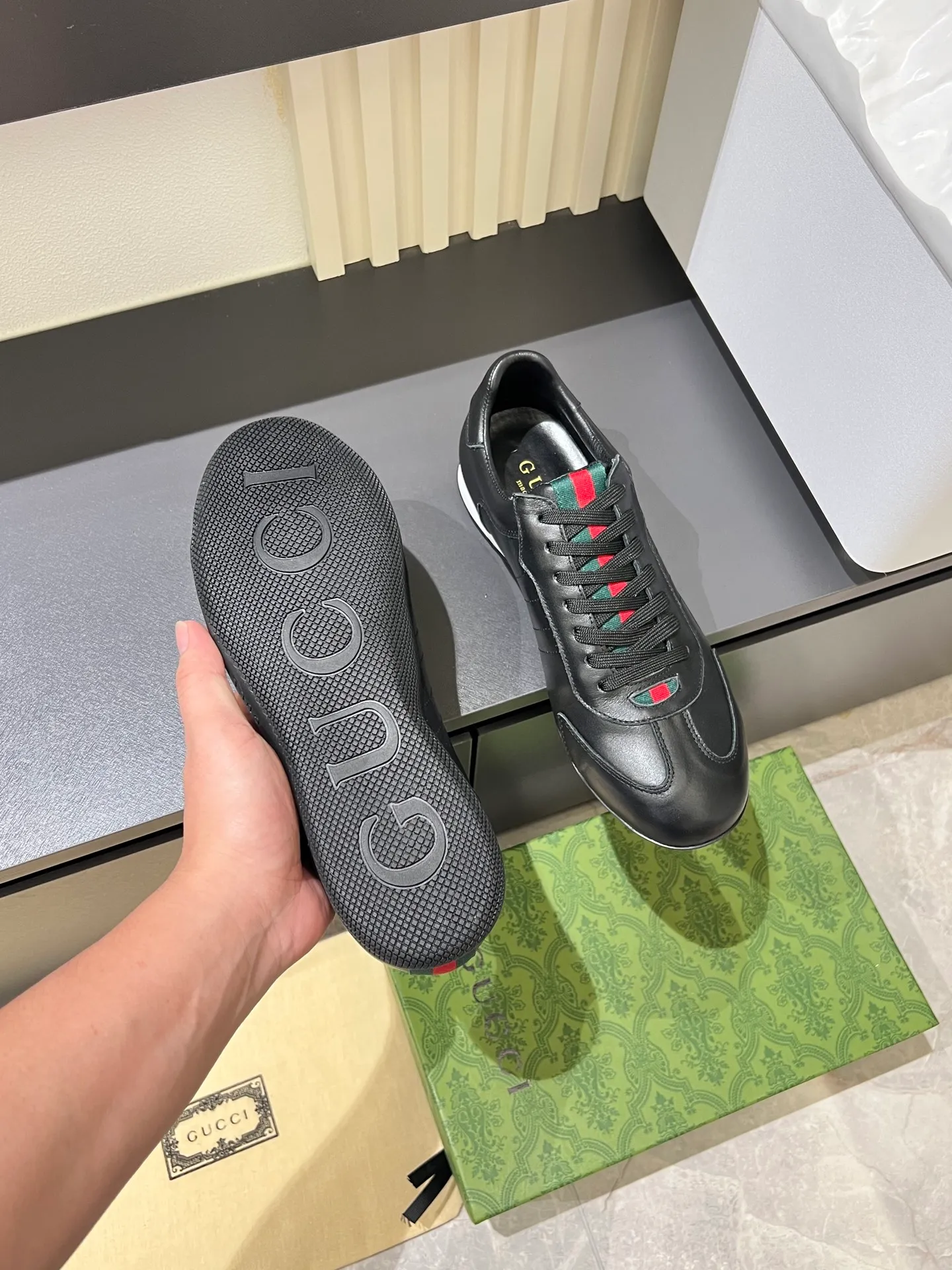 Men's shoes 💰p400 Gucci Shift series sports shoes, featuring lightweight thin sole design, suede + canvas + technical fabric splicing, perfect texture! The tongue and heel have red and green webbing, which is highly recognizable✨. The classic brown + off-white color scheme is retro and modern. The shell-toe shoe shape makes the feet smaller. It is perfect for daily wear or skirts and trousers. The upper fabric + elastic heel is easy to put on and take off, and the wrapping feeling is comfortable. It can be used for commuting and leisure. It has become one of Demna Gvasalia’s hottest items after taking over🔥. size: 38-45!